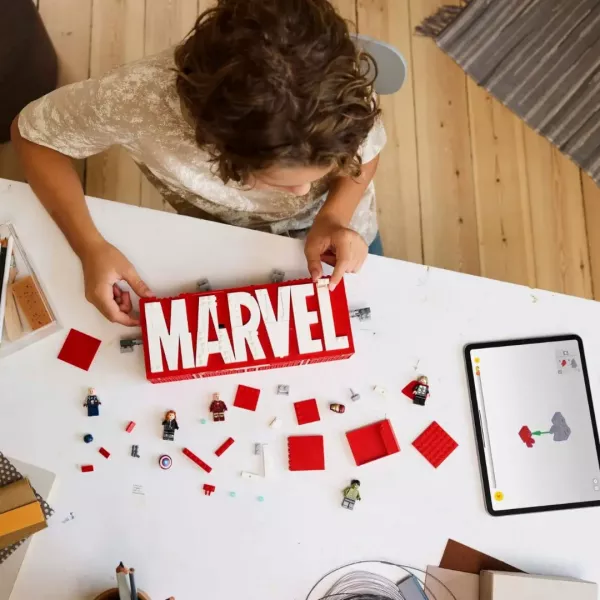 Конструктор LEGO Super Heroes Логотип і мініфігурки MARVEL (76313)