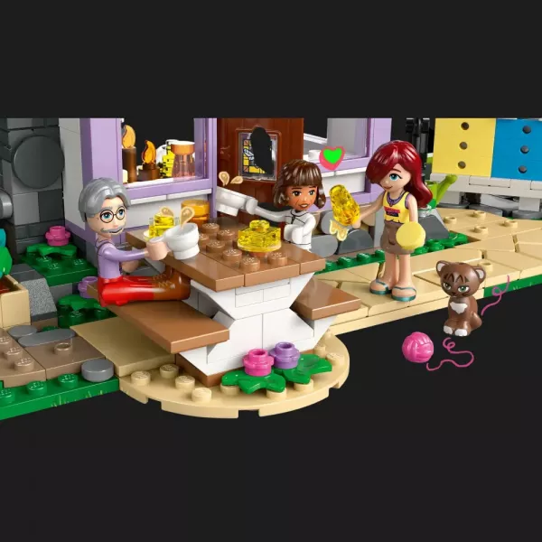 Конструктор LEGO Friends Будиночок і квітник бджолярів (42669)