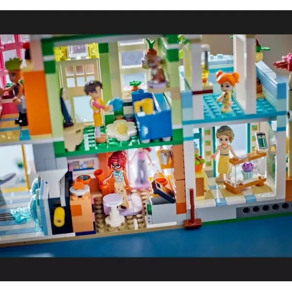 Конструктор LEGO Friends Хартлейк-Сіті. Квартири і крамниці (42670)