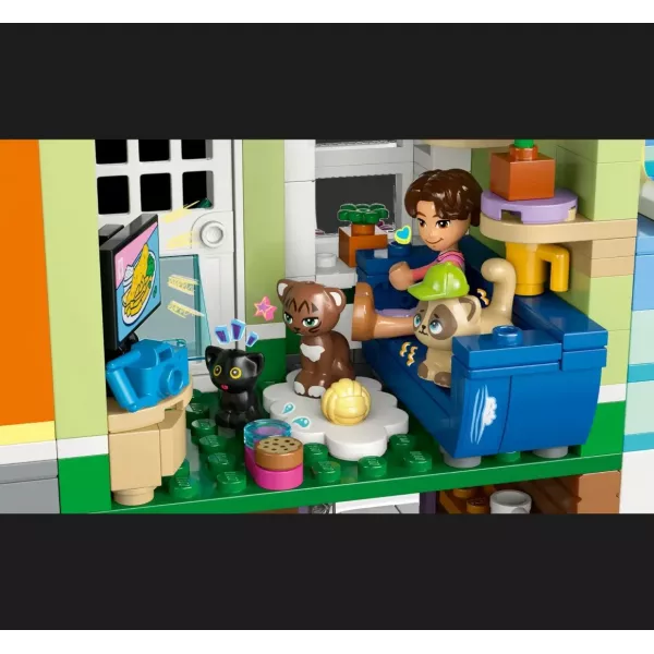 Конструктор LEGO Friends Хартлейк-Сіті. Квартири і крамниці (42670)