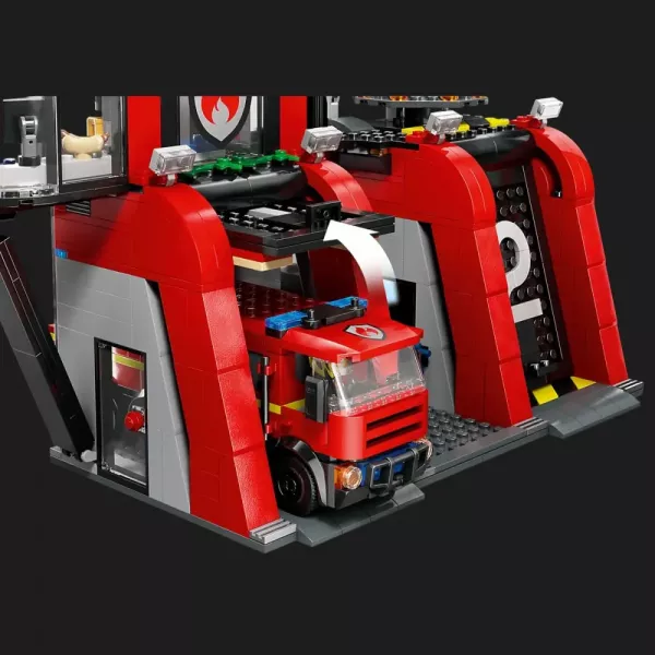 Конструктор LEGO City Пожежне депо з пожежною машиною (60414)