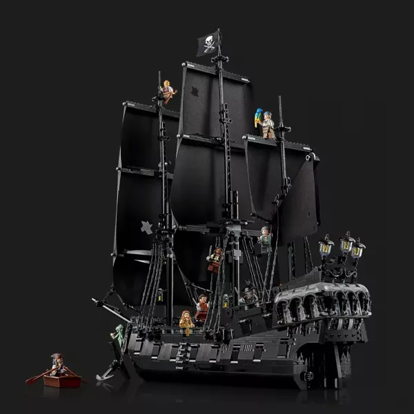 Конструктор LEGO Icons Піратський корабель капітана Джека Горобця (10365)