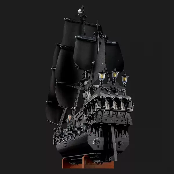 Конструктор LEGO Icons Піратський корабель капітана Джека Горобця (10365)