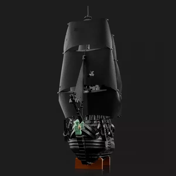 Конструктор LEGO Icons Піратський корабель капітана Джека Горобця (10365)