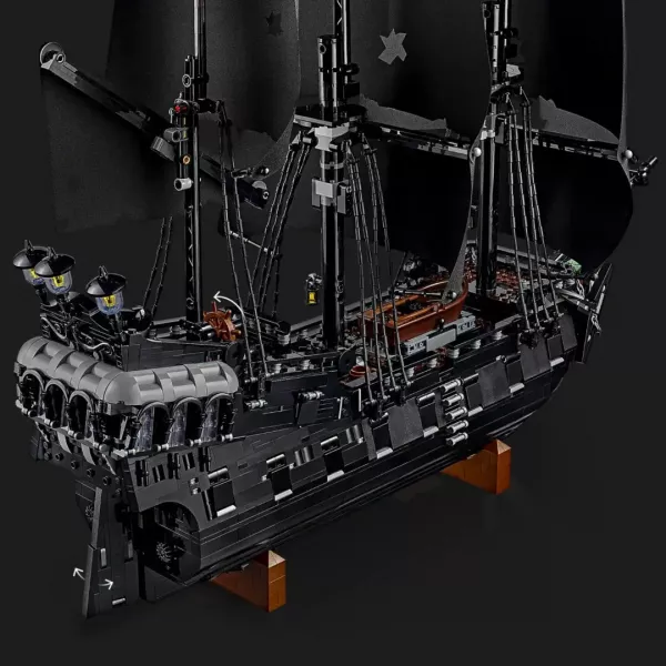 Конструктор LEGO Icons Піратський корабель капітана Джека Горобця (10365)
