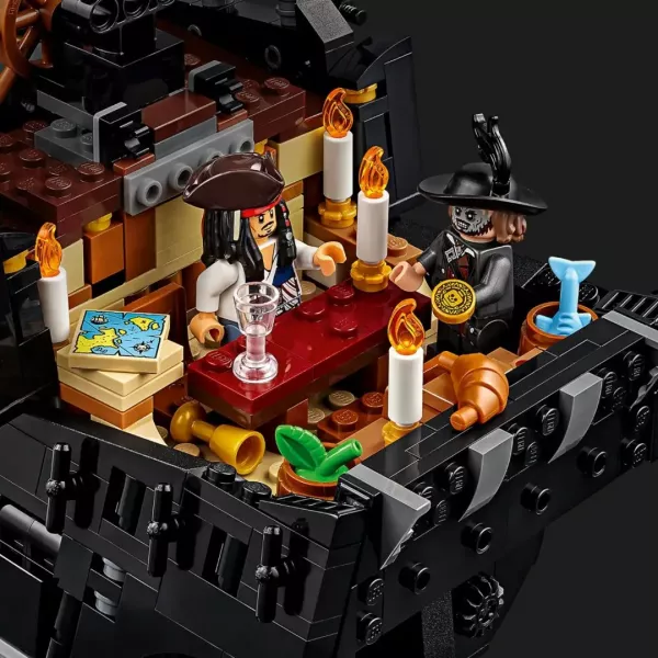 Конструктор LEGO Icons Піратський корабель капітана Джека Горобця (10365)